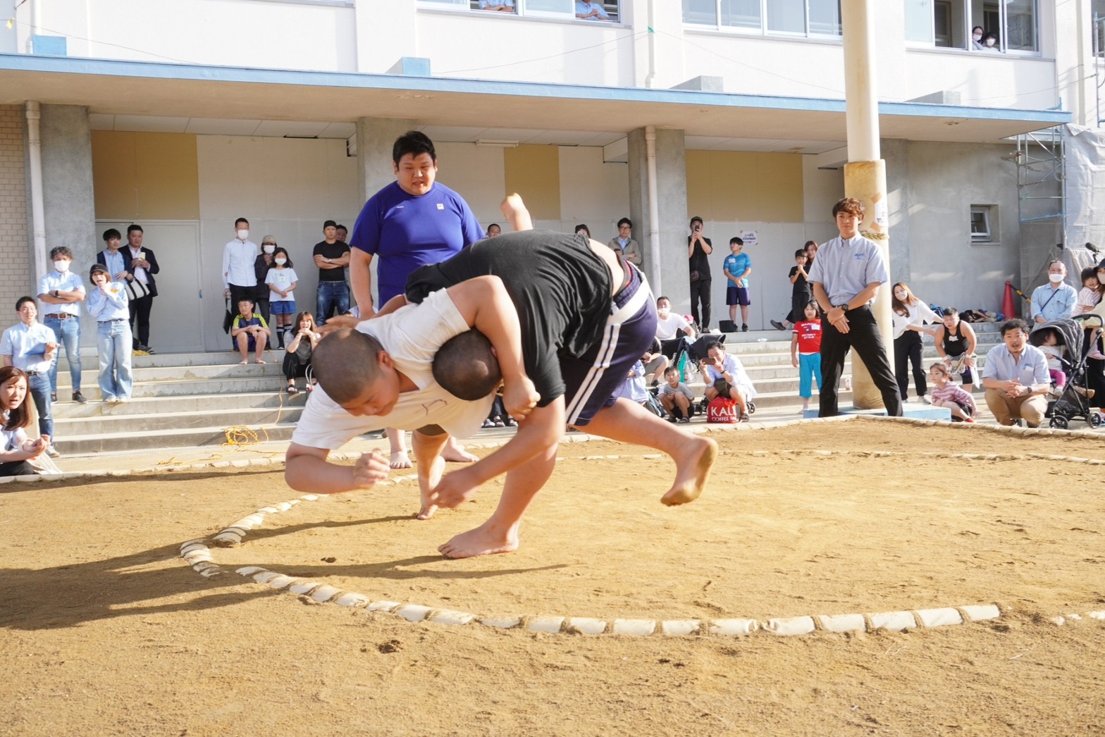 相撲股割り 筋を切る – 力士 股割り – BETE